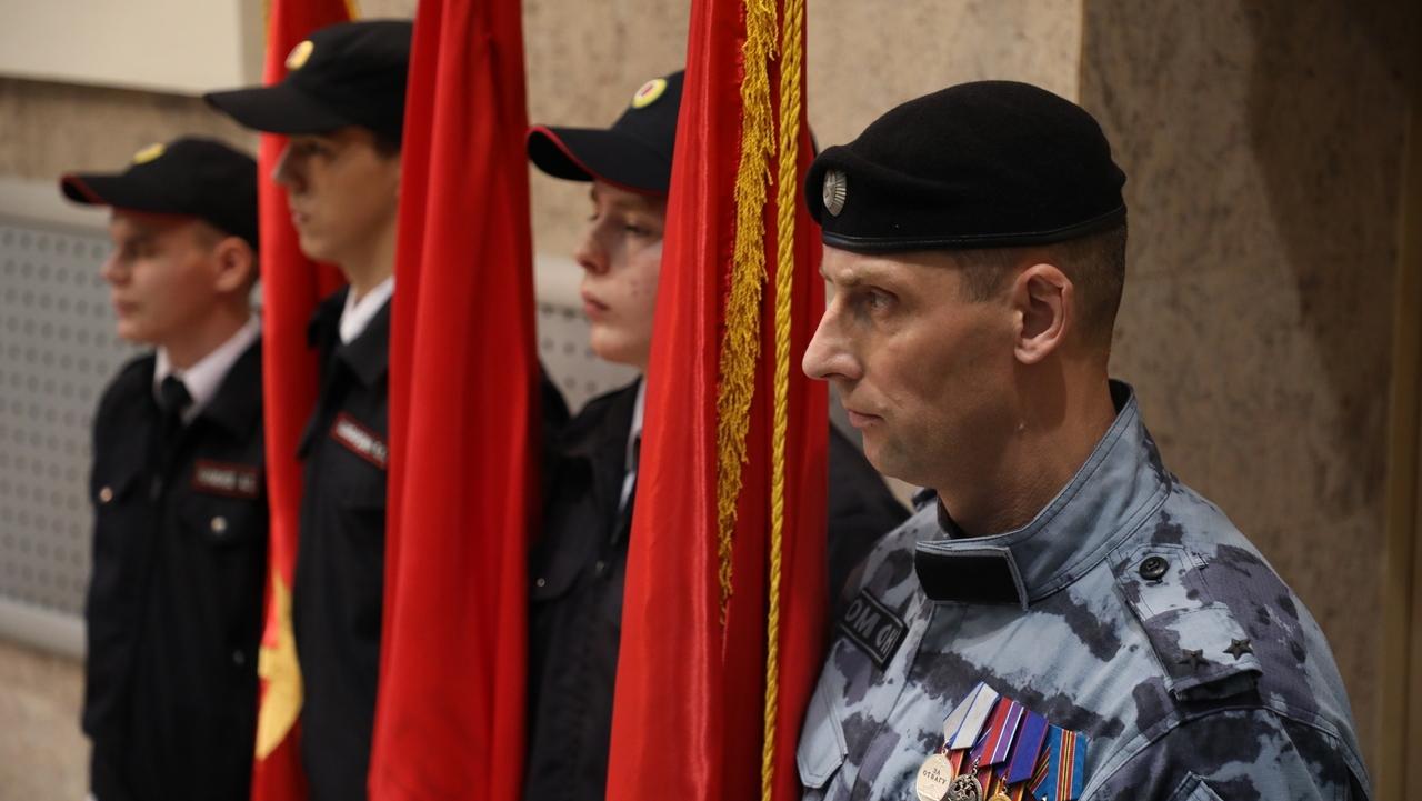 Магнитогорску передали копии боевых знамен времен Великой Отечественной войны