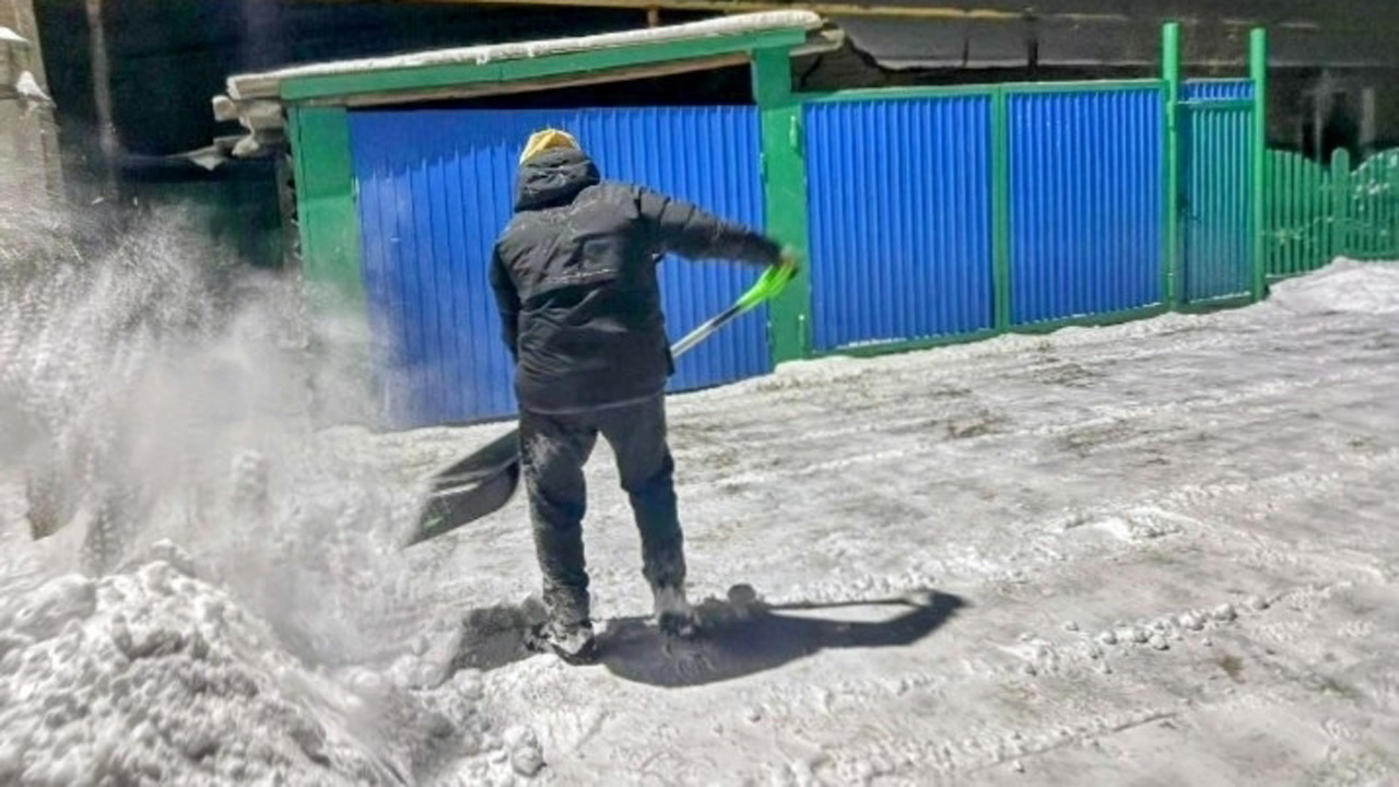 Школьники из Кунашакского района помогают односельчанам чистить снег Школьники из Кунашакского района помогают односельчанам чистить снег