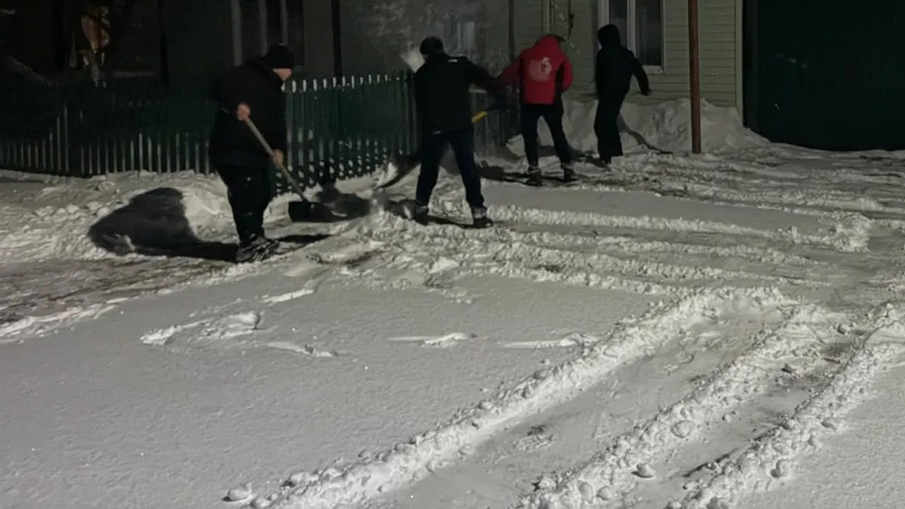 Школьники из Кунашакского района помогают односельчанам чистить снег Школьники из Кунашакского района помогают односельчанам чистить снег