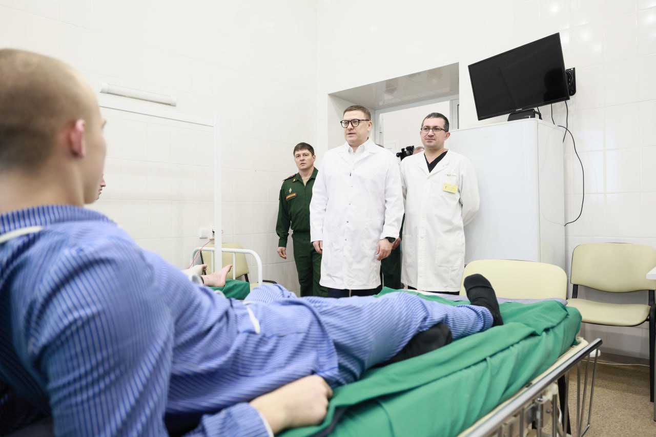 Губернатор Алексей Текслер навестил бойцов СВО в окружном военном госпитале
