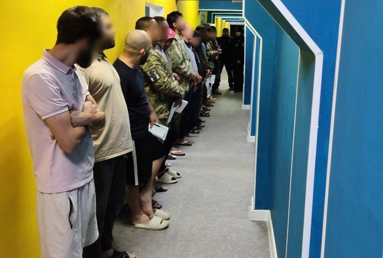 В Челябинске отправили в полицию мигрантов из Кубы и Непала после рейда в хостеле