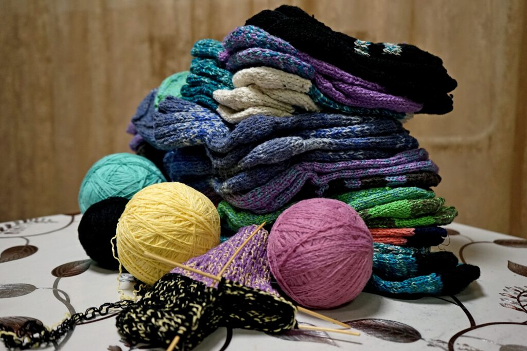 Осужденные женщины из челябинской колонии вяжут носки для бойцов СВО