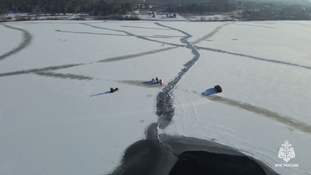 Провалился под лед: в МЧС рассказали, как спасали рыбака на озере Смолино Провалился под лед: в МЧС рассказали, как спасали рыбака на озере Смолино