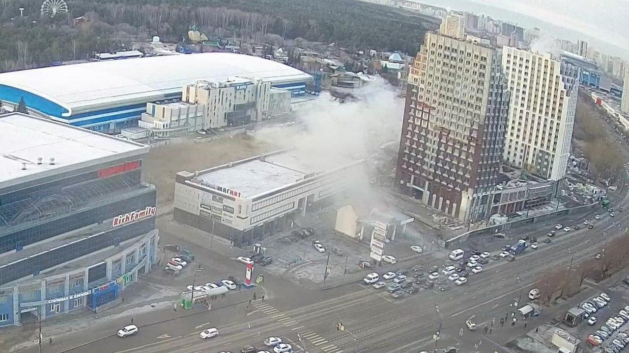 Вспыхнула бытовка: столб черного дыма напугал жителей северо-запада Челябинска