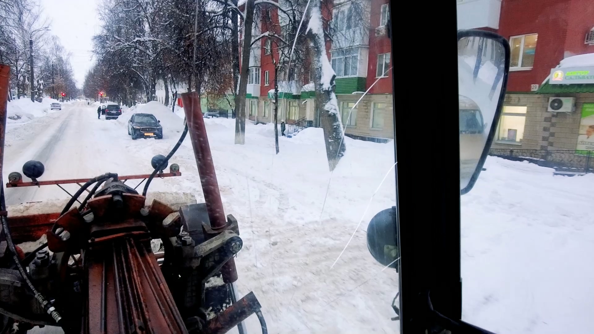 Чистят и вывозят тонны снега: в Челябинске продолжает работать уборочная техника Чистят и вывозят тонны снега: в Челябинске продолжает работать уборочная техника