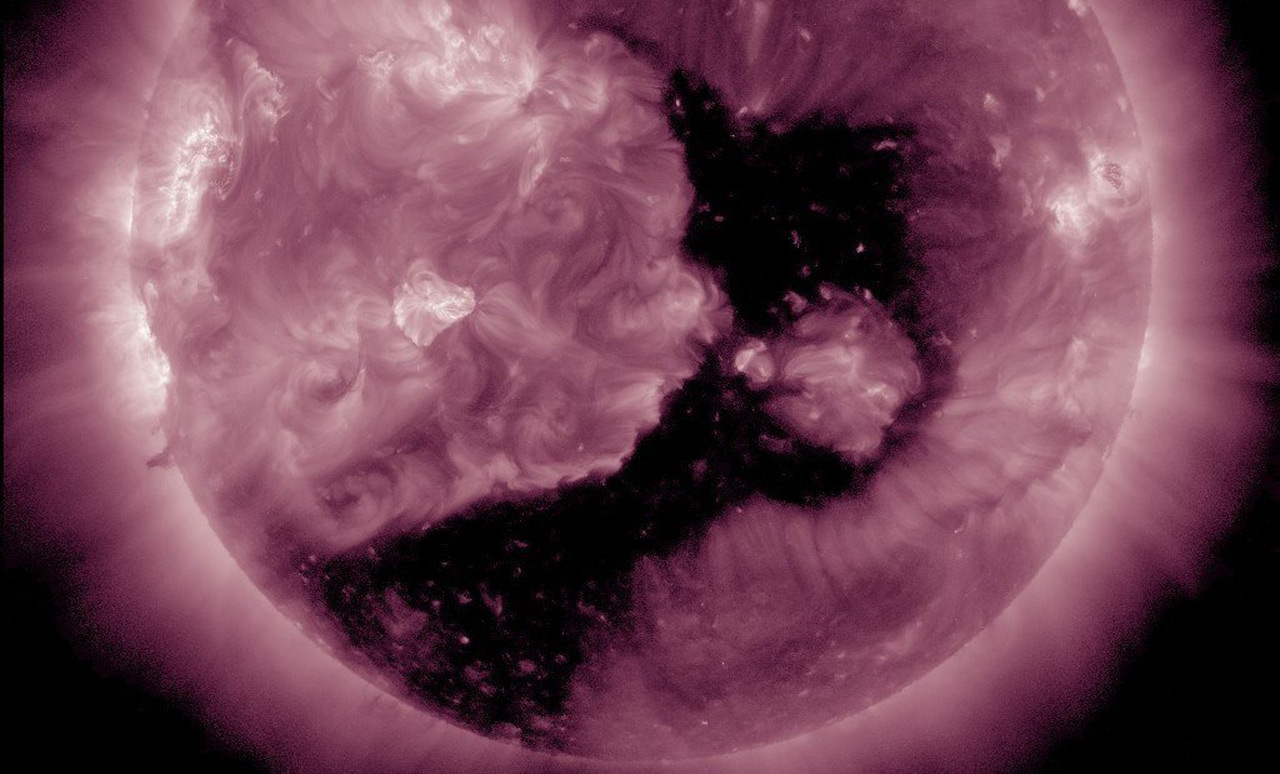 Магнитные бури в конце года: огромная корональная дыра "смотрит" на Землю
