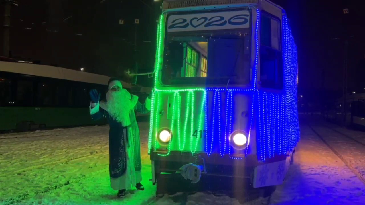 Новогоднее настроение: по улицам Челябинска начал ездить трамвай-гирлянда