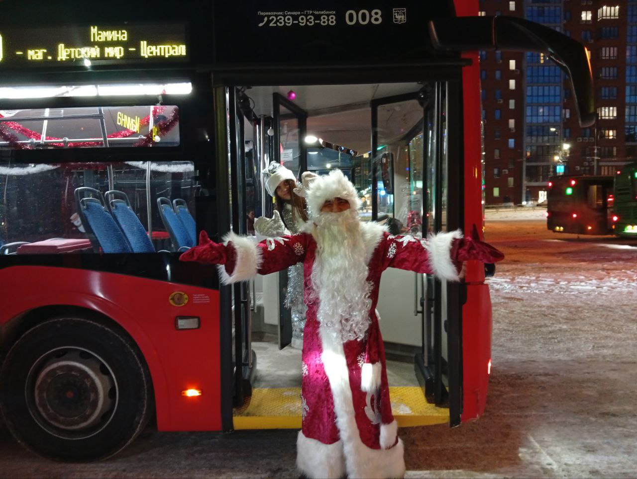 Троллейбус с Дедом Морозом и Снегурочкой запустили в Челябинске