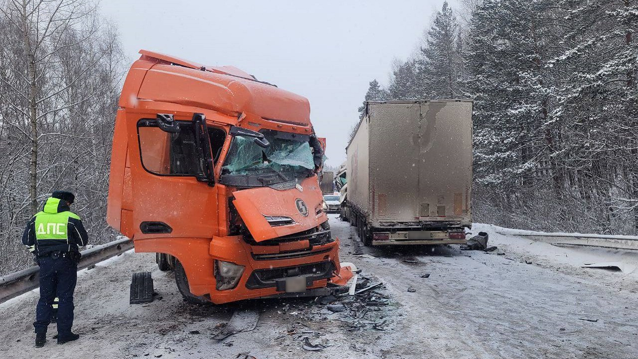 Участок трассы М5 в Челябинской области перекрыли из-за массового ДТП Участок трассы М5 в Челябинской области перекрыли из-за массового ДТП