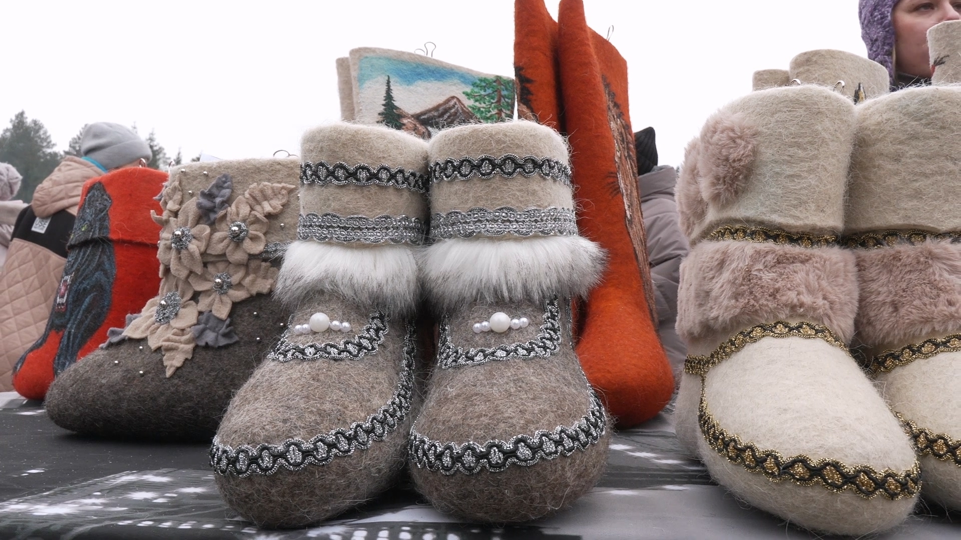 Валенки размером от 10 сантиметров до 4 метров представили на фестивале в Кусе Валенки размером от 10 сантиметров до 4 метров представили на фестивале в Кусе