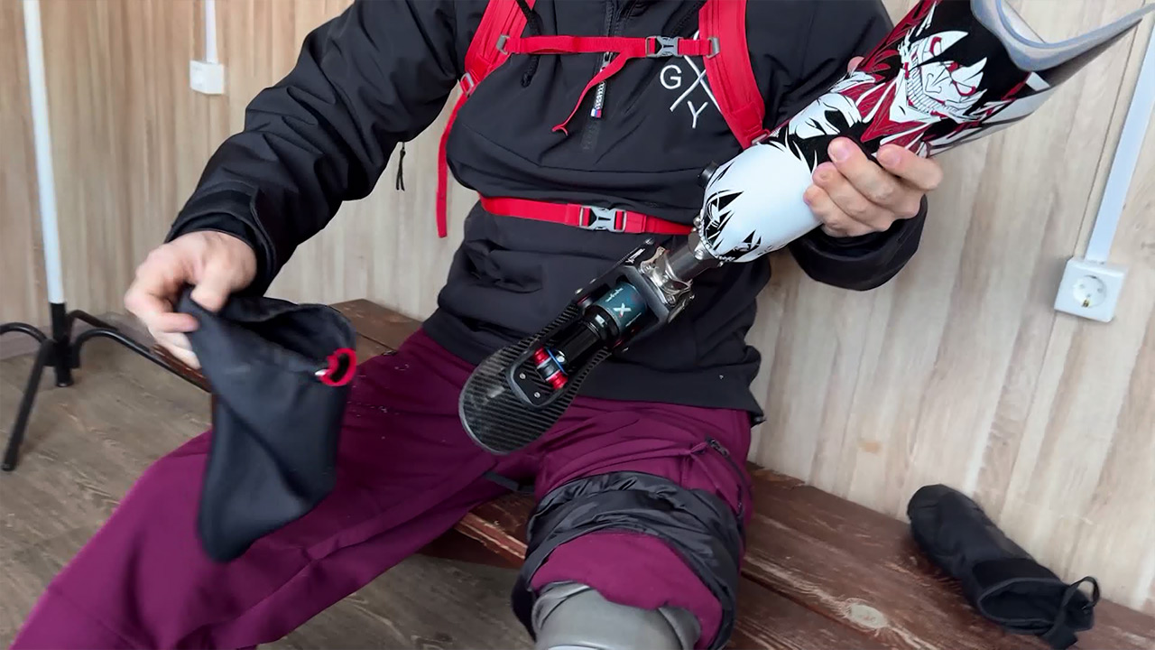 Покоряет горнолыжные склоны: ветеран СВО освоил сноуборд на протезах