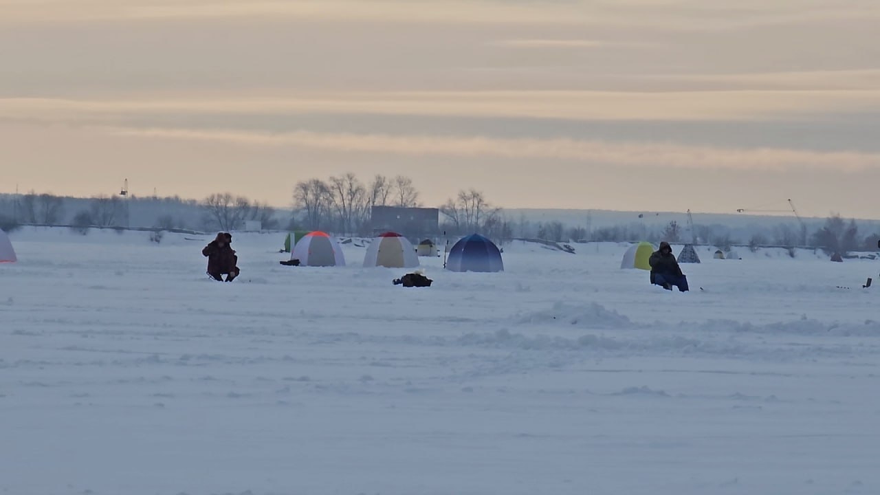 В Челябинске сотрудники МЧС предупредили рыбаков об опасностях на водоемах