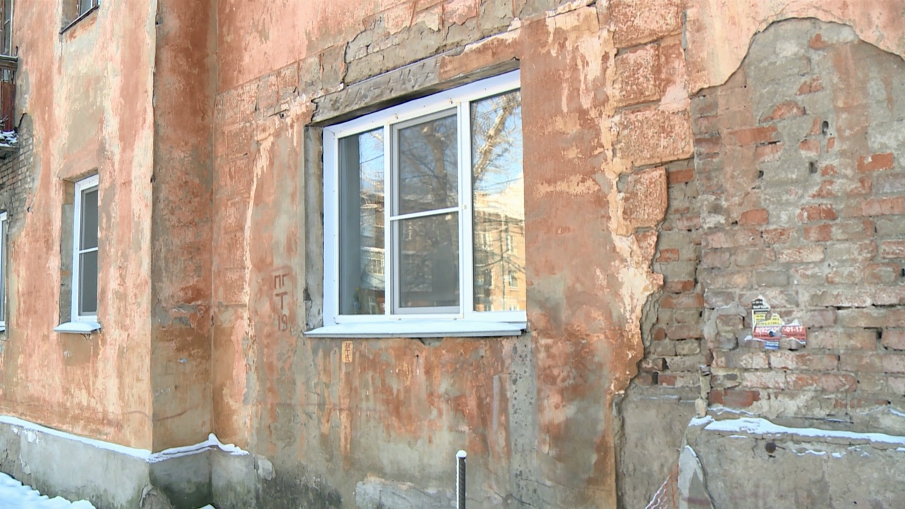 Жители аварийного дома в Челябинске возмутились переносом расселения на 4 года