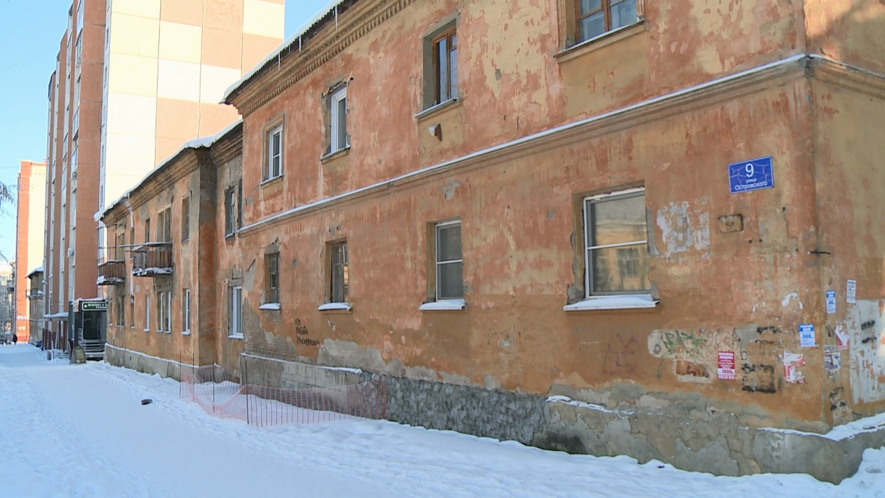 Жители аварийного дома в Челябинске возмутились переносом расселения на 4 года