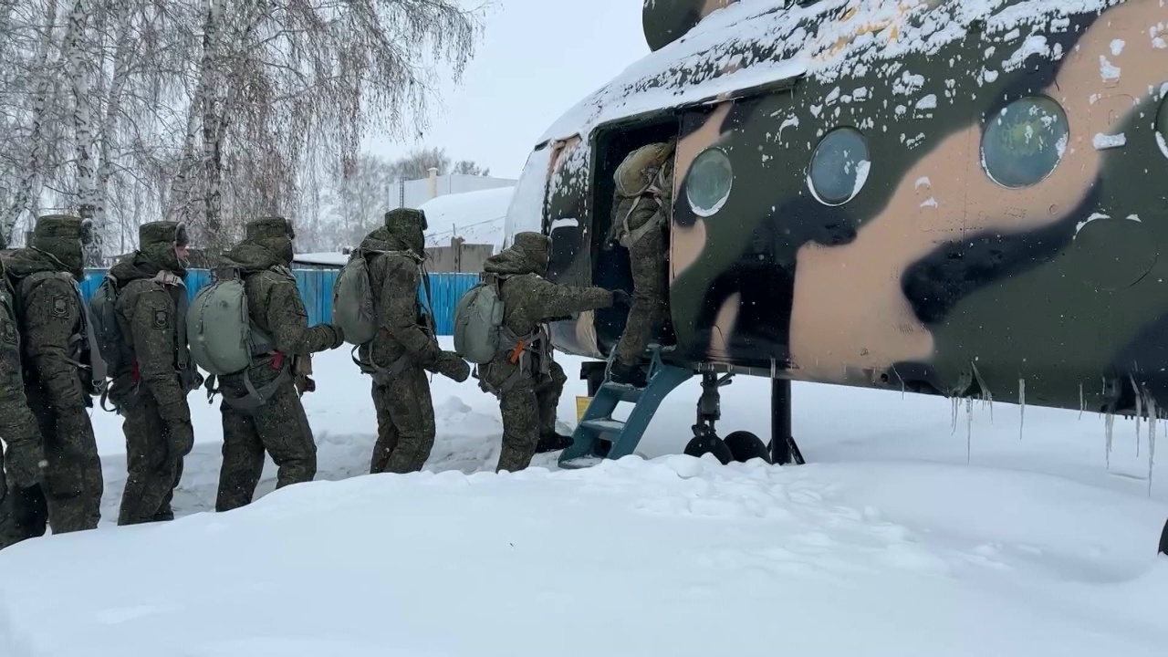 Бойцы из Челябинской области отработали навыки прыжков с парашютом