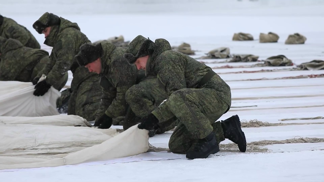 Бойцы из Челябинской области отработали навыки прыжков с парашютом