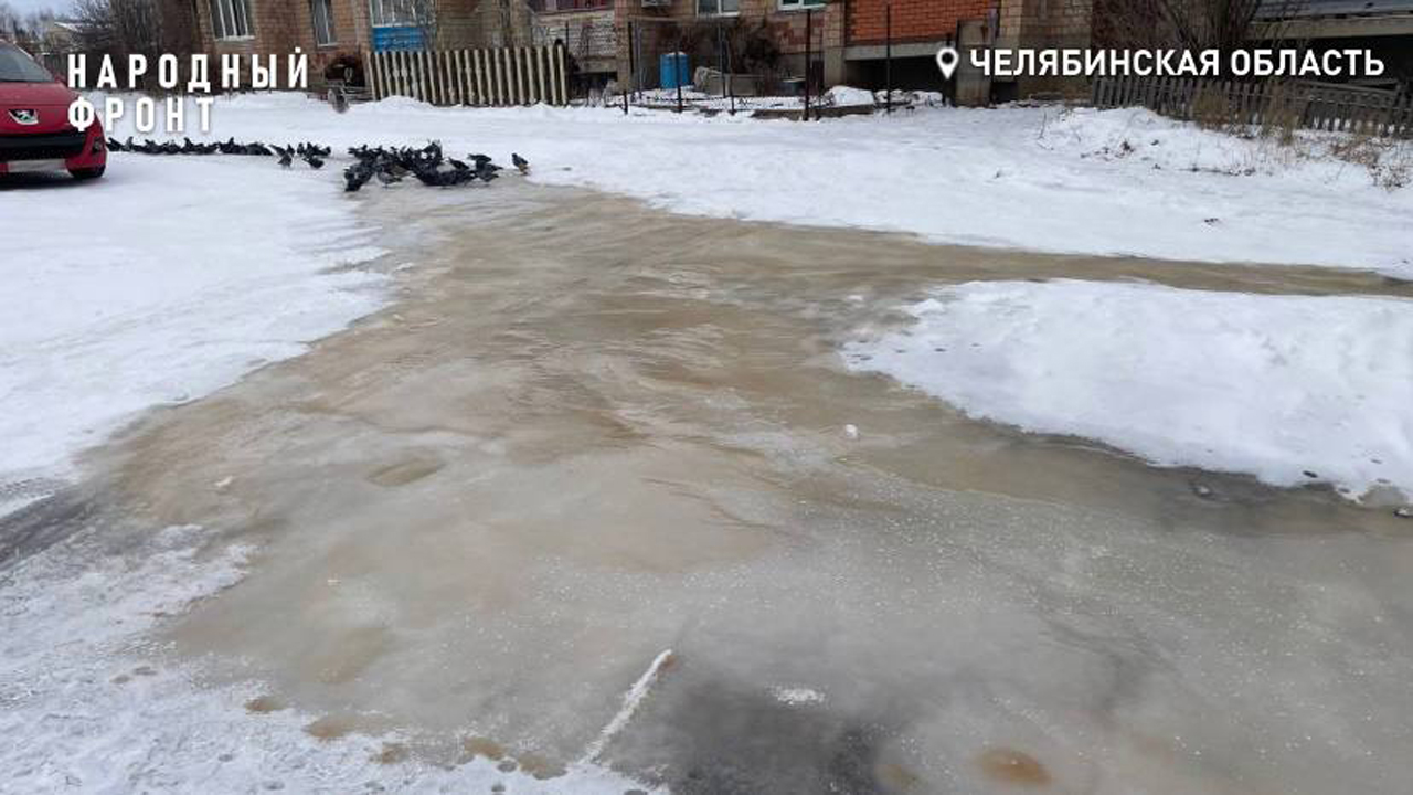 Зловонный каток: двор в селе Кизильском топит канализационными стоками