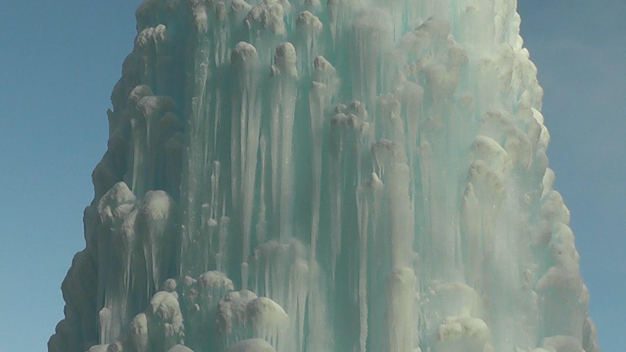 Чудо природы: ледяной фонтан на Зюраткуле может достичь рекордного размера Чудо природы: ледяной фонтан на Зюраткуле может достичь рекордного размера