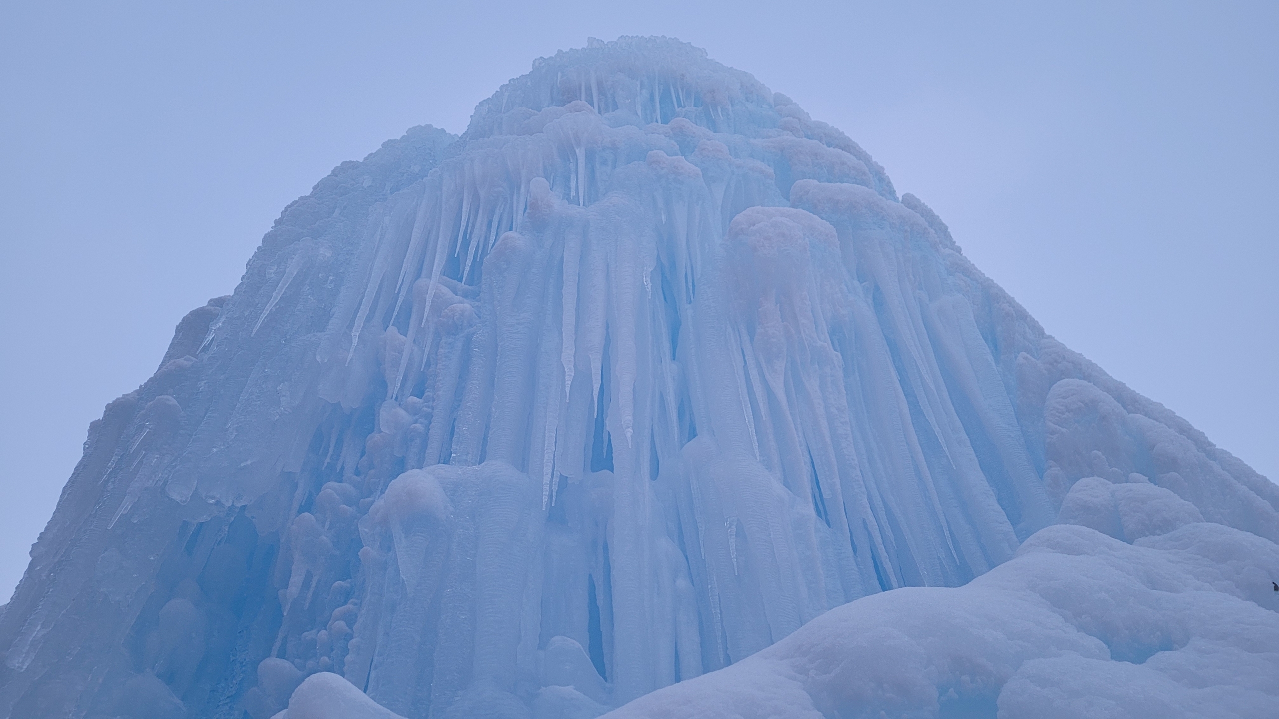 Ледяной фонтан на Зюраткуле достиг рекордных размеров