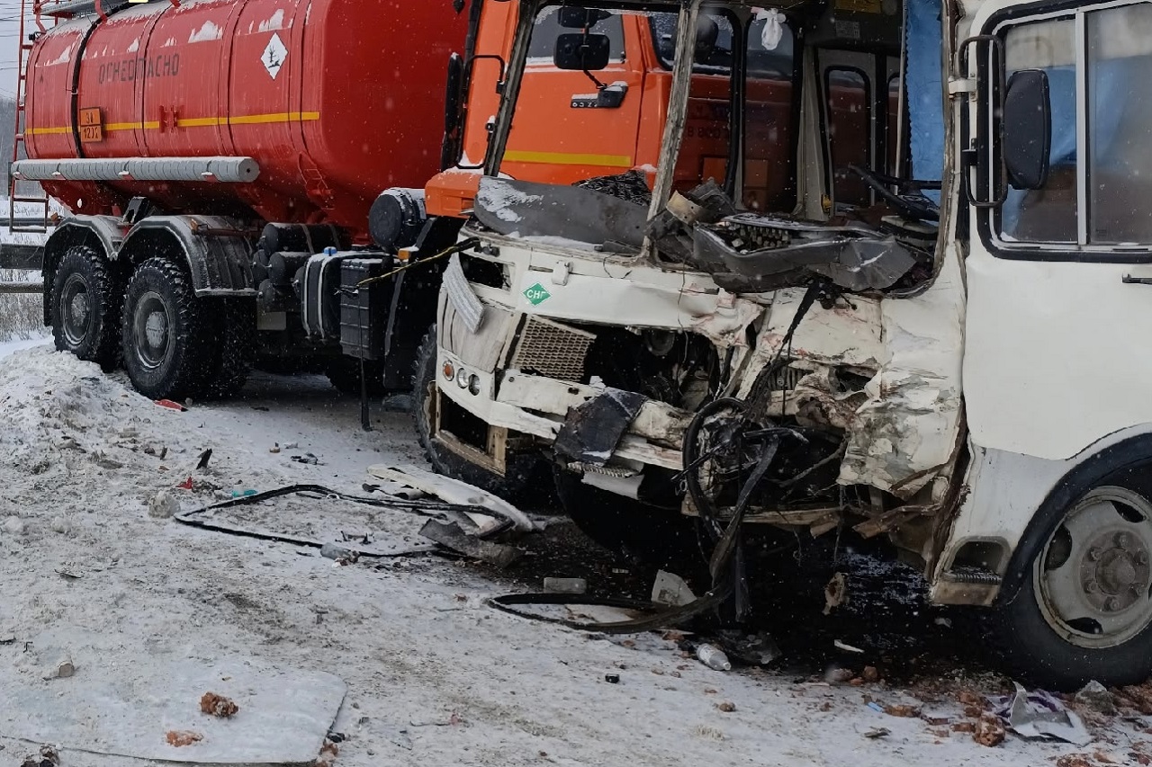 В массовом ДТП с автобусом в Челябинской области пострадали 14 человек