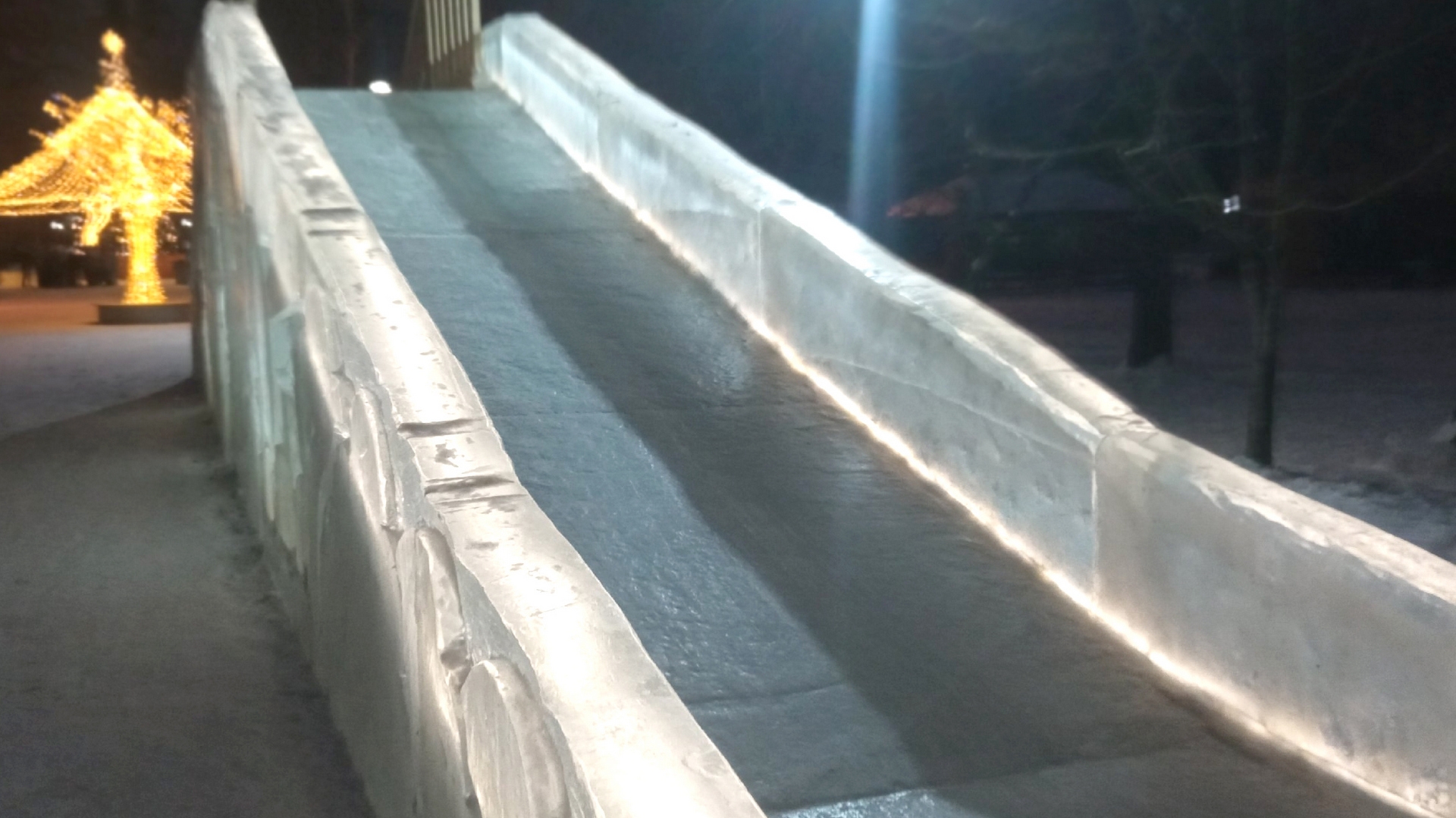 Какие опасности таят ледяные горки, рассказали эксперты из Челябинска