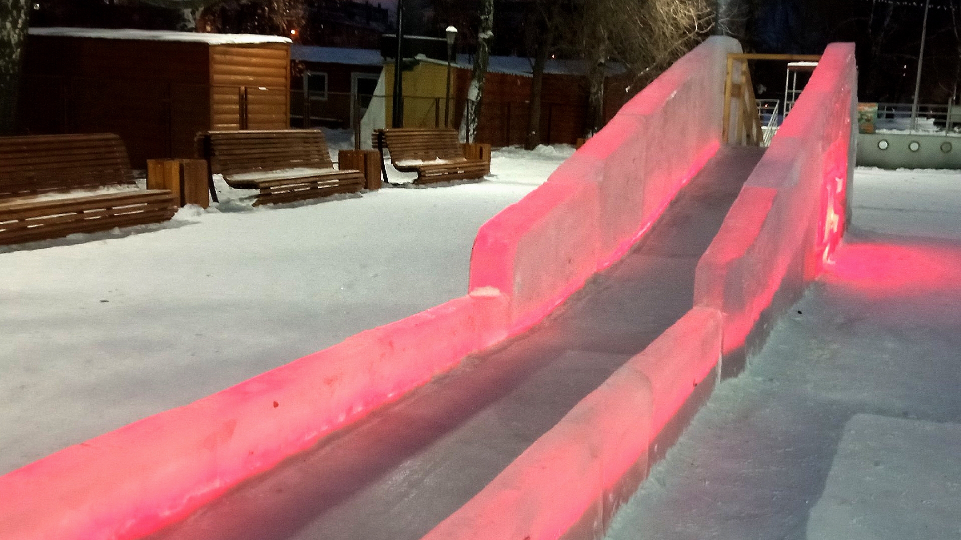 Какие опасности таят ледяные горки, рассказали эксперты из Челябинска