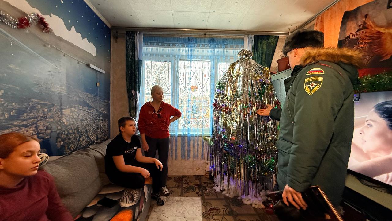 Специалисты МЧС объяснили челябинцам, чем могут быть опасны новогодние гирлянды Специалисты МЧС объяснили челябинцам, чем могут быть опасны новогодние гирлянды