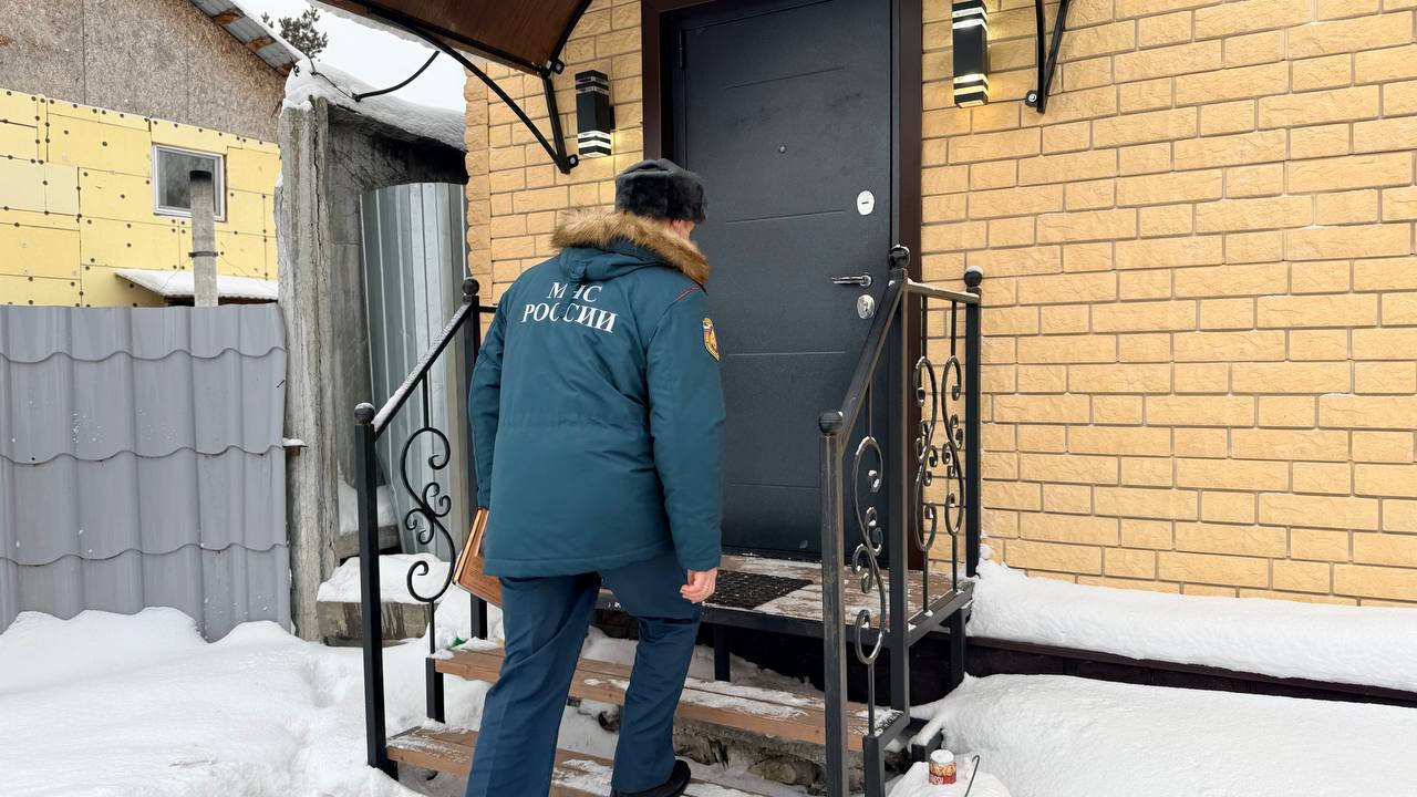 Специалисты МЧС объяснили челябинцам, чем могут быть опасны новогодние гирлянды Специалисты МЧС объяснили челябинцам, чем могут быть опасны новогодние гирлянды