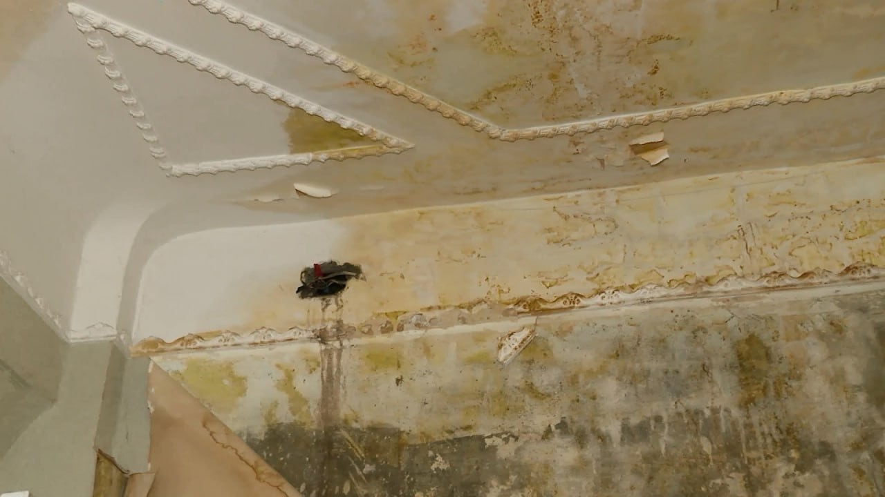 В Челябинске пенсионерка осталась без света из-за потопа в квартире, где никто не живет