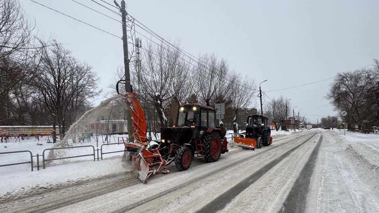 Работает спецтехника: как города Челябинской области справляются со снегопадом Работает спецтехника: как города Челябинской области справляются со снегопадом