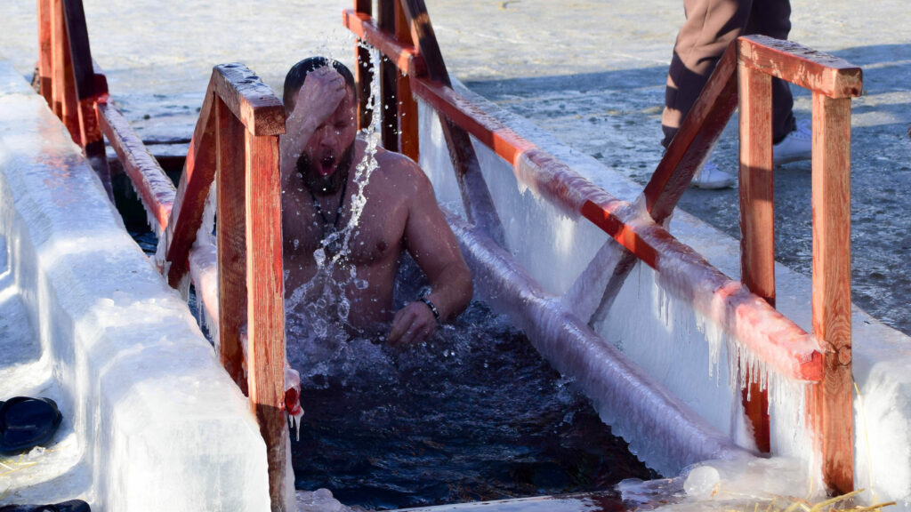 17% жителей Челябинска признались, что собираются окунуться в прорубь на Крещение