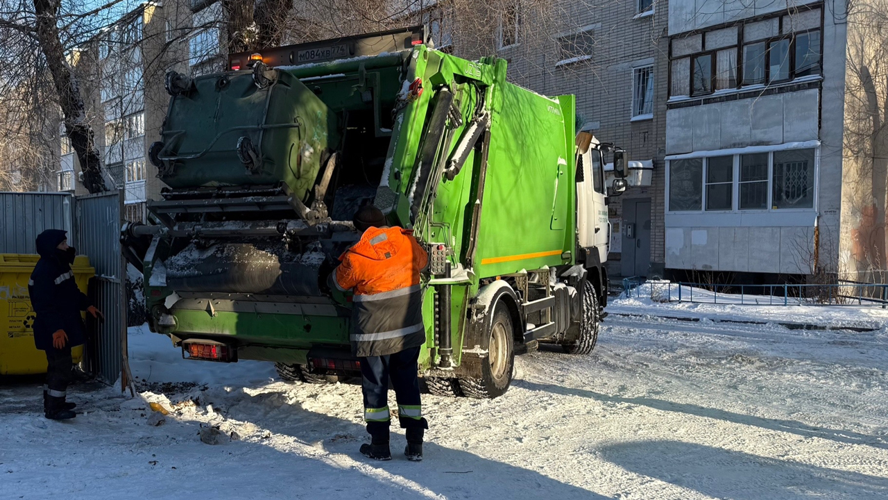 В Челябинске автомобили у контейнерных площадок мешают вывозить мусор