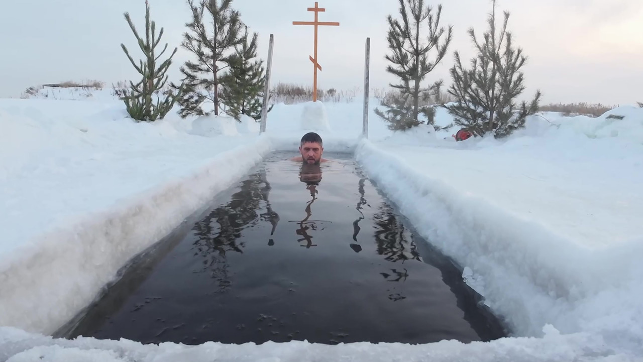 Испытано на себе: корреспондент ГТРК "Южный Урал" узнала у моржей, как нырять в прорубь