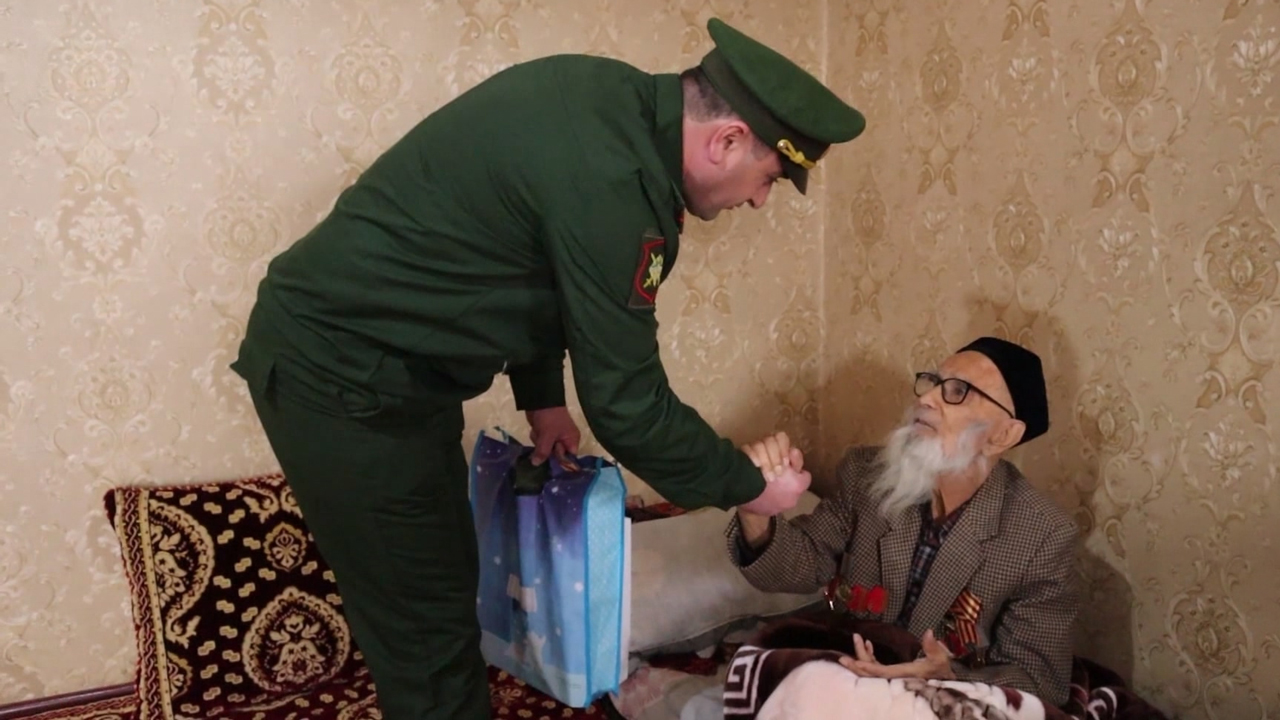 Военные ЦВО в Таджикистане поздравили ветеранов Великой Отечественной войны с Новым годом Военные ЦВО в Таджикистане поздравили ветеранов Великой Отечественной войны с Новым годом