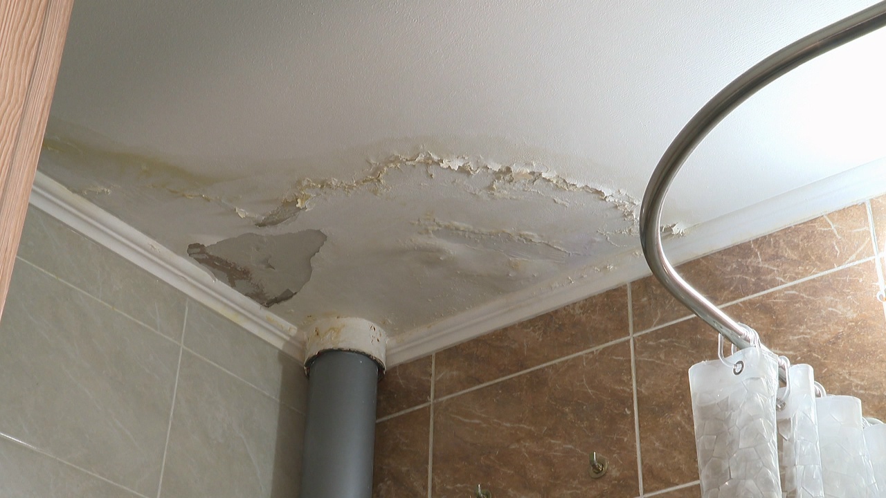 Восемь потопов пережили жители многоэтажки в Челябинске: кто виноват Восемь потопов пережили жители многоэтажки в Челябинске: кто виноват