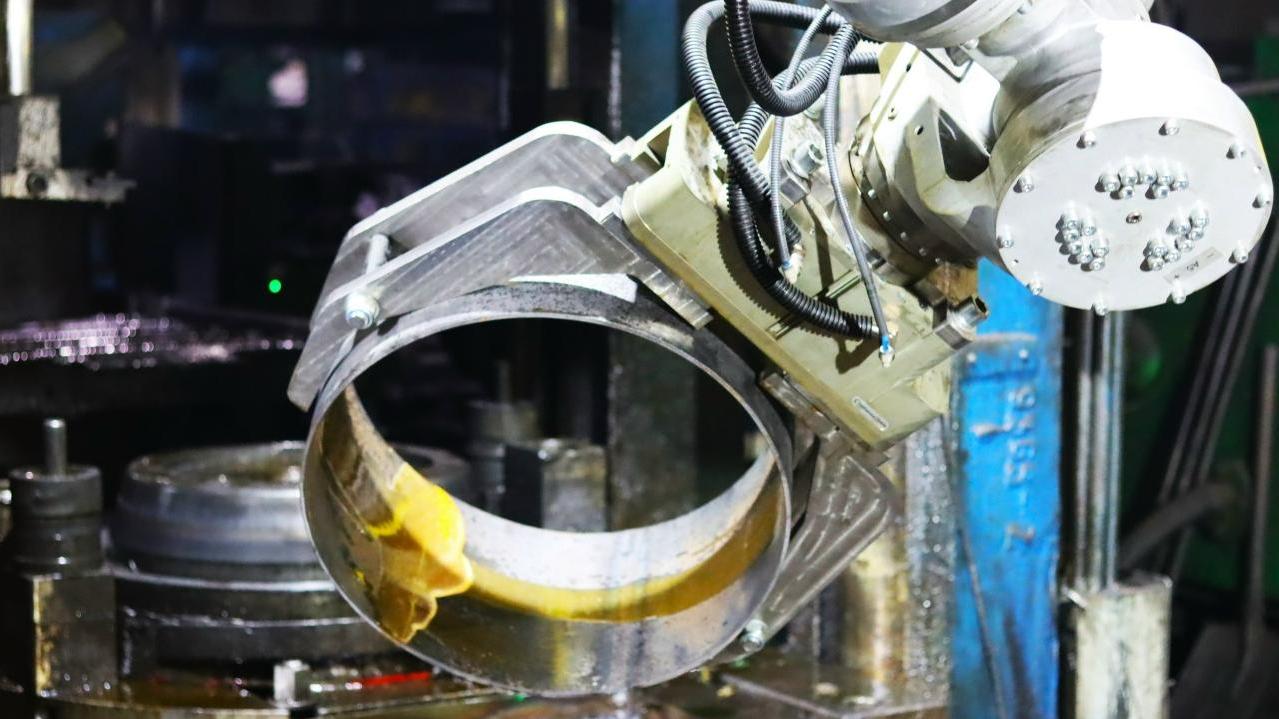 На челябинском предприятии показали, как работает новый робот