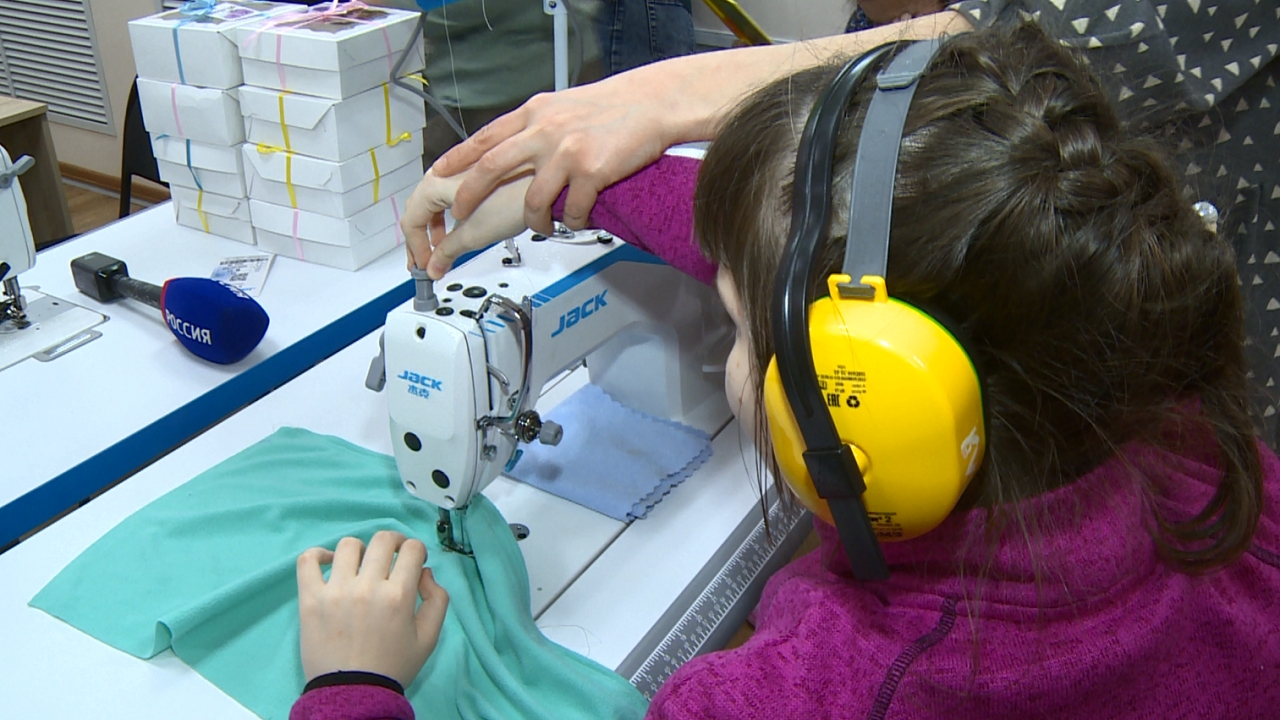 Швейную мастерскую для подростков с ментальными нарушениями открыли в Челябинске