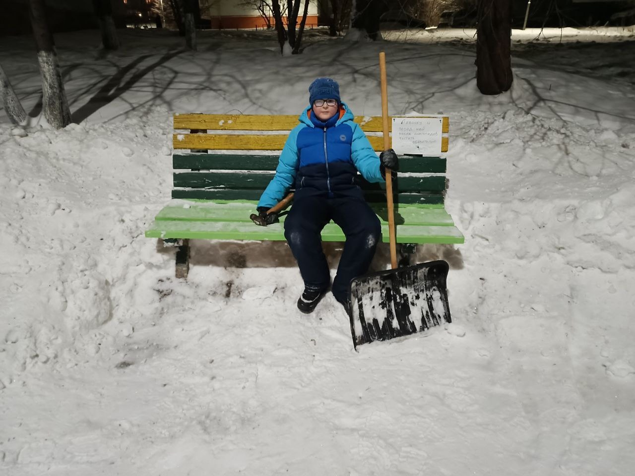 Герой из Снежинска: школьника с лопатой обсуждают жители Челябинской области Герой из Снежинска: школьника с лопатой обсуждают жители Челябинской области