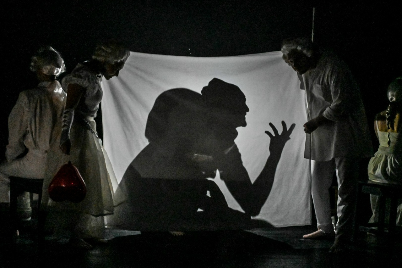 Коллизей и два грузовика бумаги на сцене: премьера "Синее чудовище" в Челябинске