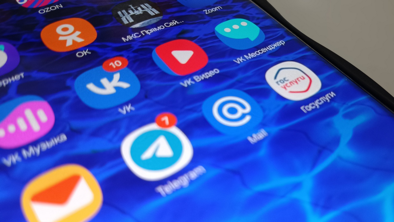 Жителям Челябинска объяснили, почему нельзя класть телефон под подушку Жителям Челябинска объяснили, почему нельзя класть телефон под подушку