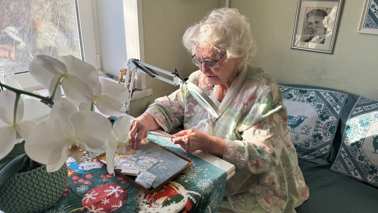 Шедевры живописи XIX века вышивает крестиком 93-летняя жительница Челябинска