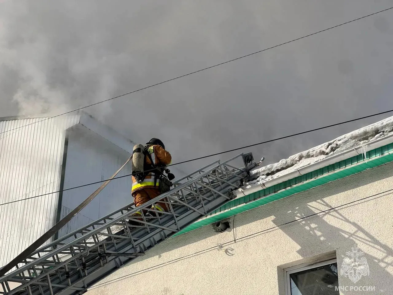 В торговом центре Миасса произошел крупный пожар В торговом центре Миасса произошел крупный пожар