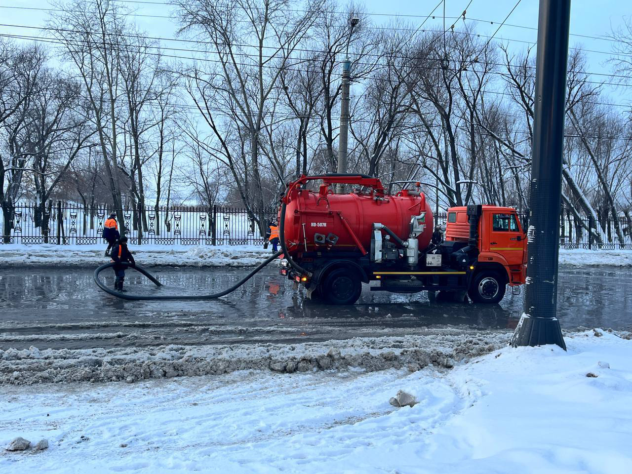 В Челябинске затопило проезжую часть на Новороссийской: движение перекрыто