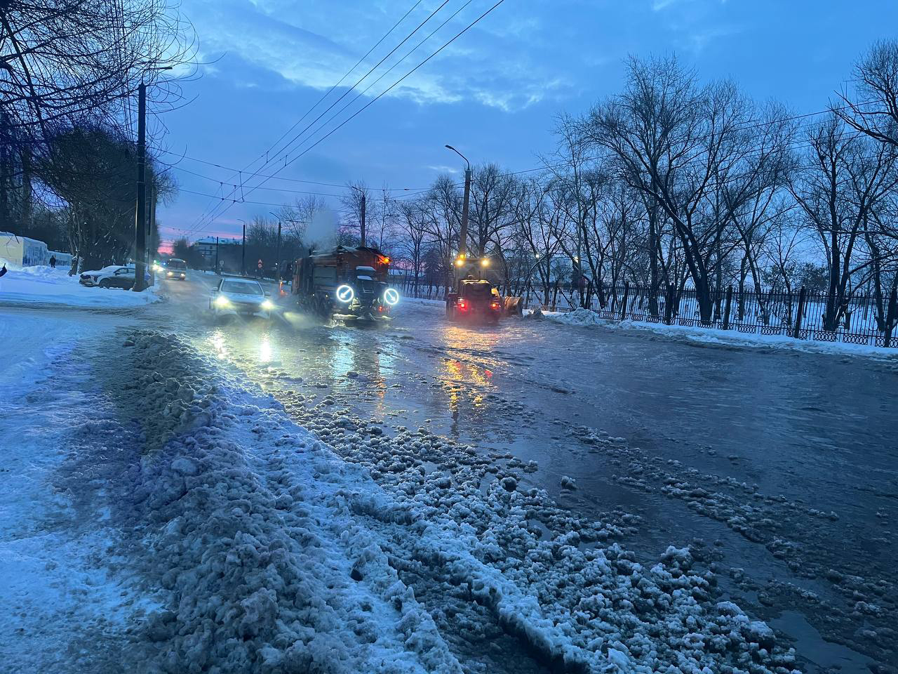 В Челябинске затопило проезжую часть на Новороссийской: движение перекрыто