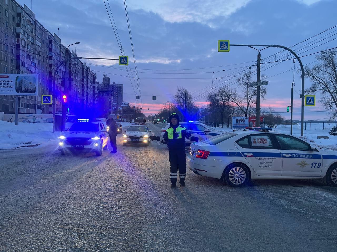 В Челябинске затопило проезжую часть на Новороссийской: движение перекрыто