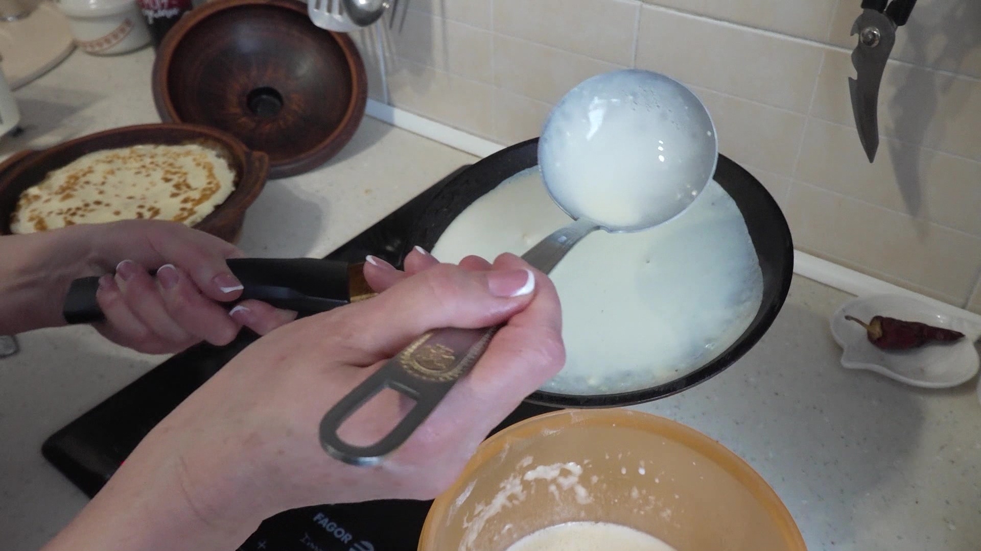 Жительница Челябинской области создала барышню из блинов