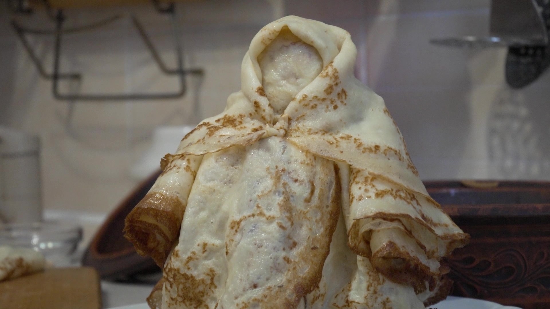 Жительница Челябинской области создала барышню из блинов