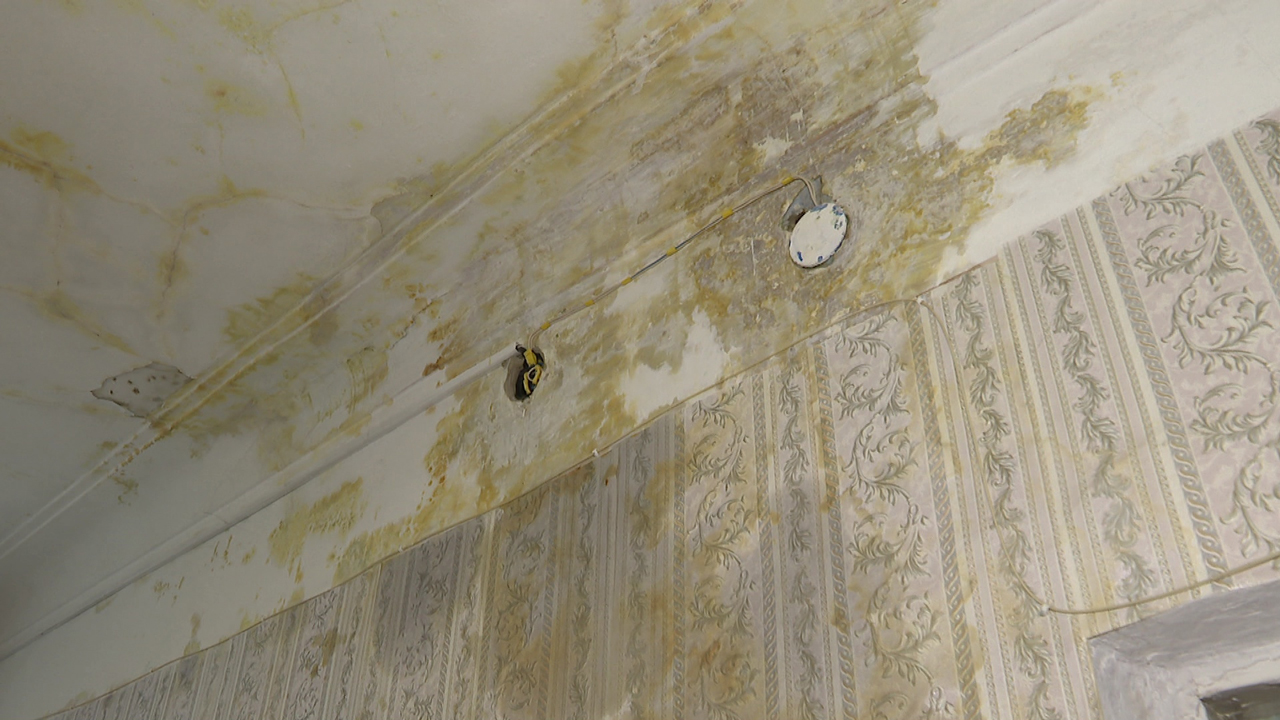 "По стенам бежит, все искрит": жильцы дома в Челябинске рассказали о коммунальном ЧП "По стенам бежит, все искрит": жильцы дома в Челябинске рассказали о коммунальном ЧП