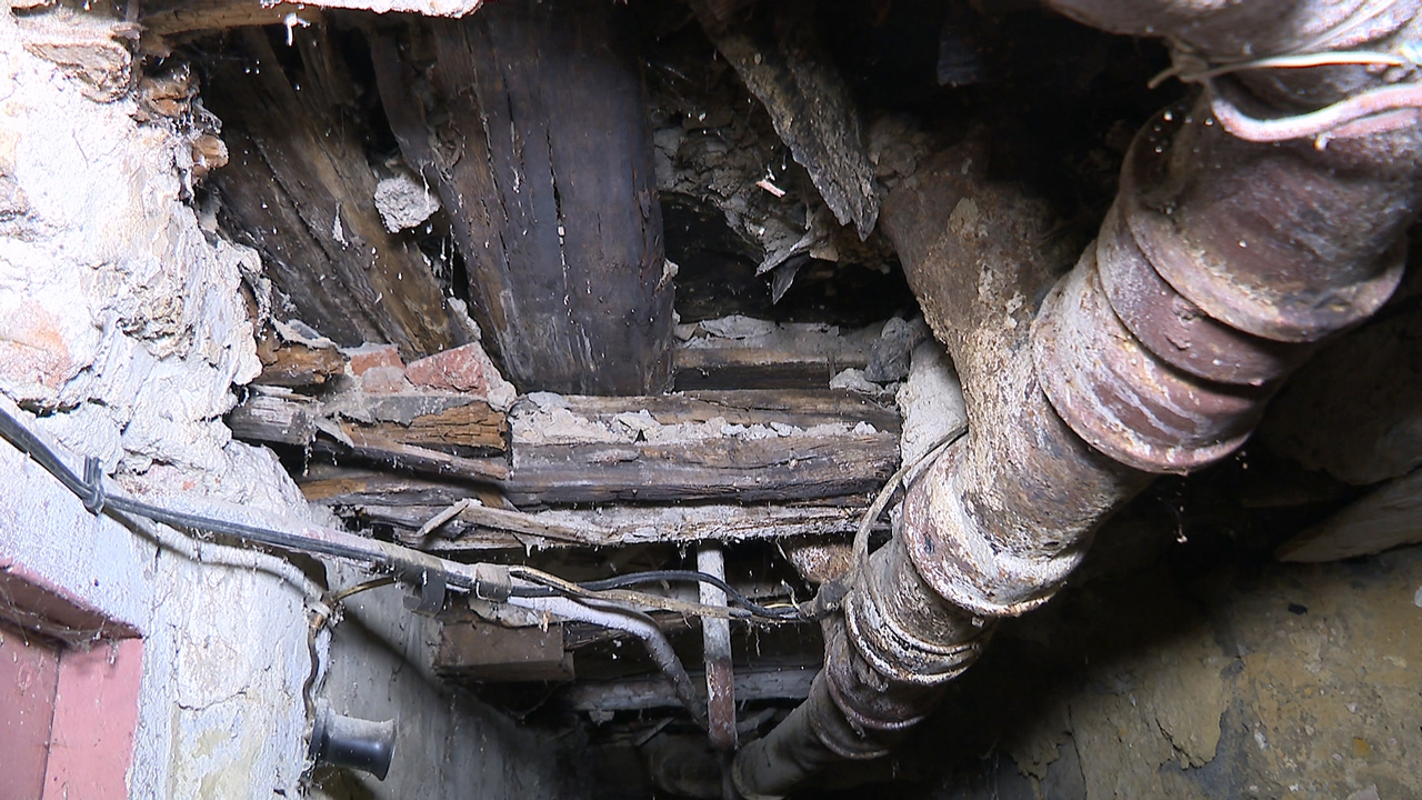 "По стенам бежит, все искрит": жильцы дома в Челябинске рассказали о коммунальном ЧП "По стенам бежит, все искрит": жильцы дома в Челябинске рассказали о коммунальном ЧП