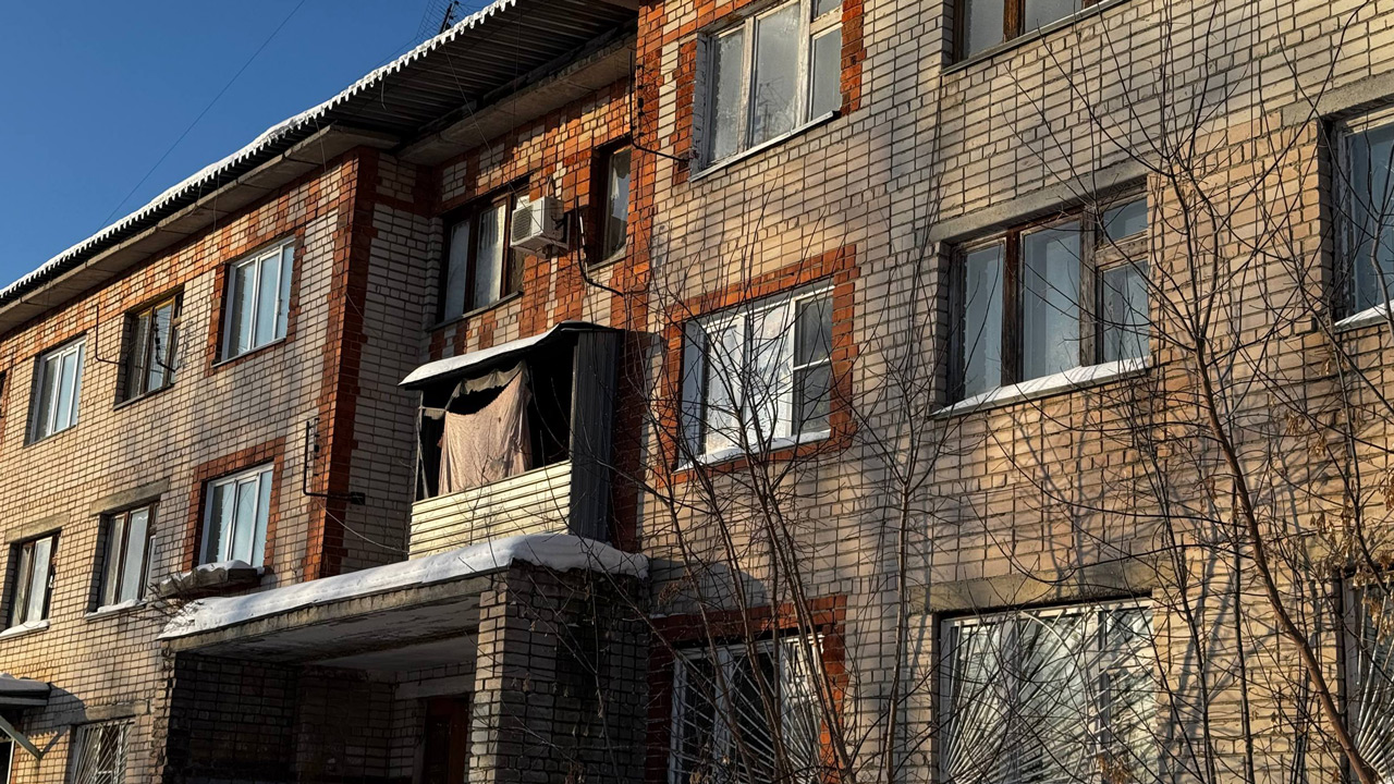 Декорации к фильму ужасов: репортаж из дома в Челябинске с ледяными батареями и плесенью